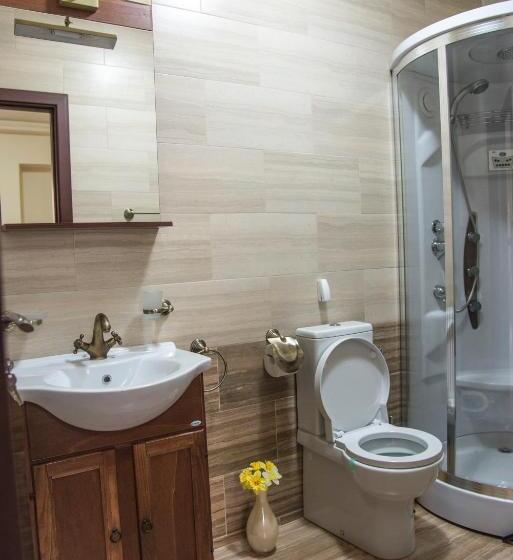اتاق لوکس خانوادگی, Casa Mots