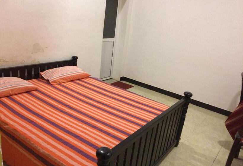 اتاق لوکس, Rr House