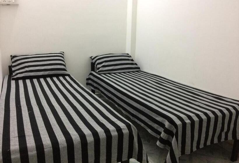 اتاق عادی, Rr House