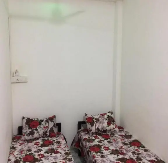 اتاق عادی, Rr House