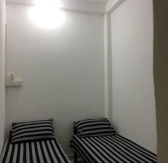 اتاق عادی, Rr House