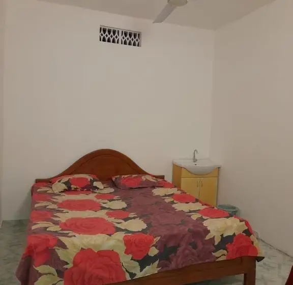اتاق استاندارد با سرویس بهداشتی مشترک, Rr House
