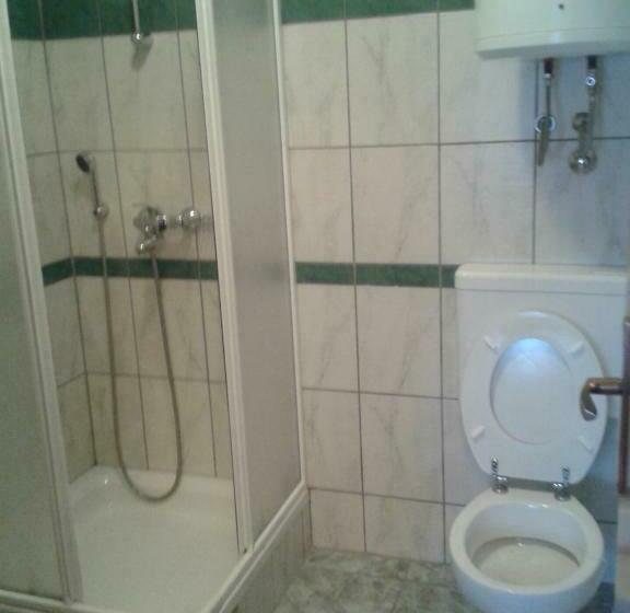 اتاق استاندارد سه تخته با چشم‌انداز باغ, B&b Nikki