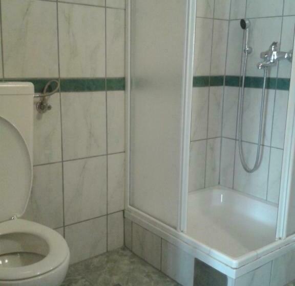 اتاق استاندارد سه تخته با چشم‌انداز باغ, B&b Nikki