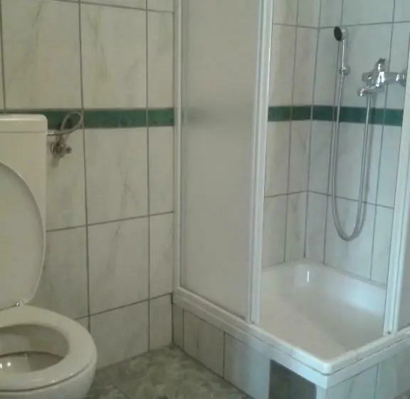 اتاق استاندارد سه تخته با چشم‌انداز باغ, B&b Nikki