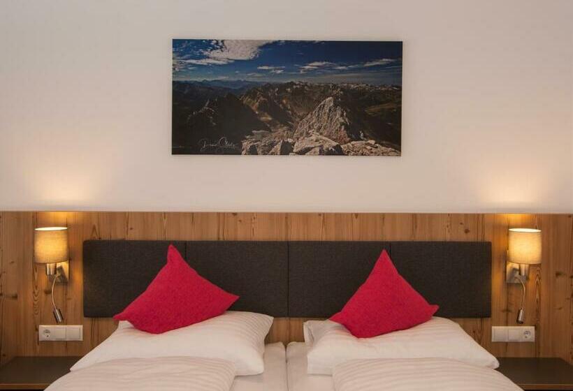 غرفة عائلية, Haus Sattelblick