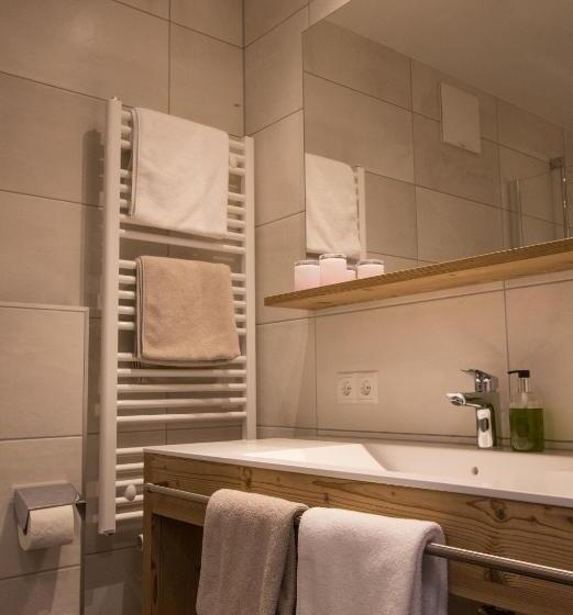 غرفة عائلية, Haus Sattelblick