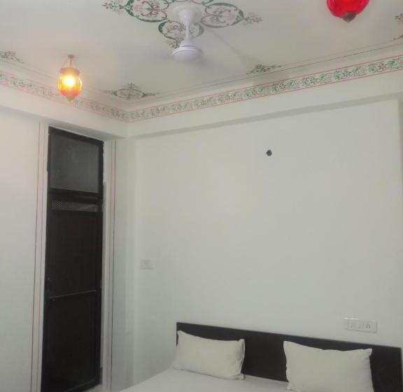 Economy-huone, The Royal Lake View Villa