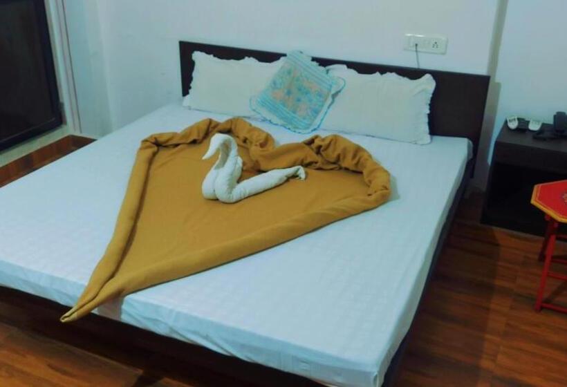 اتاق اکونومی, The Royal Lake View Villa
