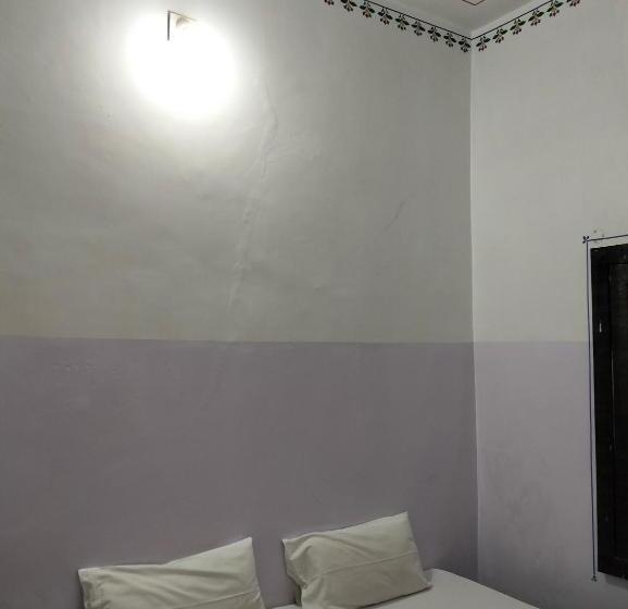 Economy-huone, The Royal Lake View Villa