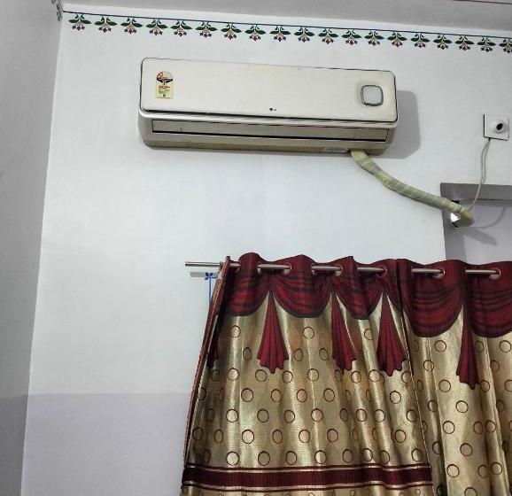 Economy-huone, The Royal Lake View Villa