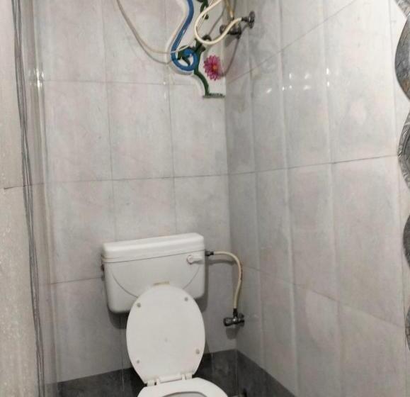 Economy Yhden Hengen Huone, The Royal Lake View Villa