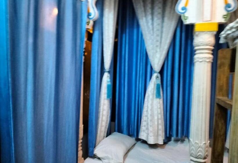 Economy Yhden Hengen Huone, The Royal Lake View Villa