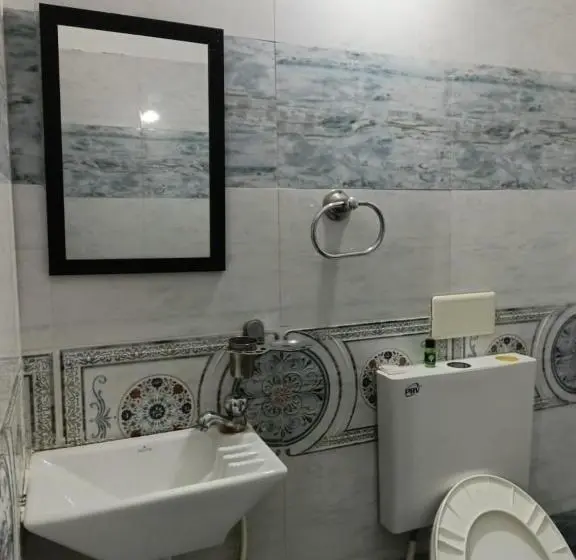 エコノミートリプルルーム, The Royal Lake View Villa