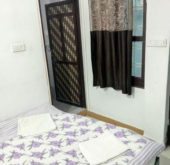 اتاق استاندارد یک نفره, The Royal Lake View Villa