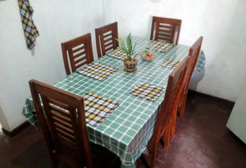اتاق لوکس, Weerakoon Garden Guest