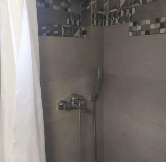 اتاق استاندارد, Eleana Studios