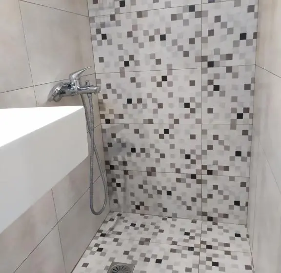 اتاق استاندارد, Eleana Studios