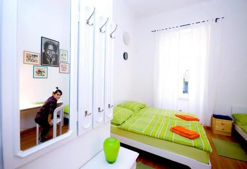 اتاق استاندارد سه نفره, Centrálom Apartman