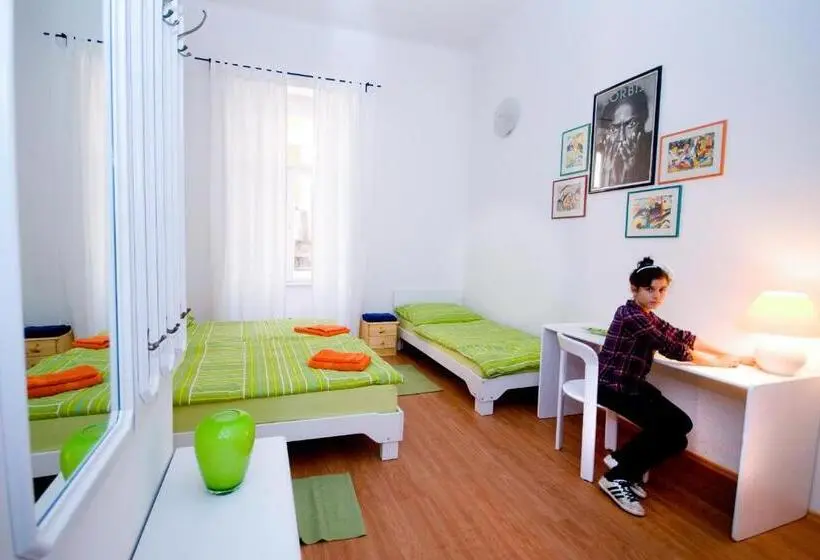 اتاق استاندارد سه نفره, Centrálom Apartman