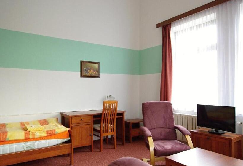 غرفة قياسية ثلاثية, Koleje Zamecek