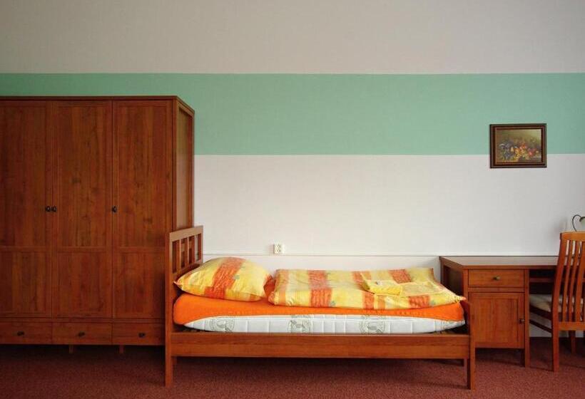 غرفة قياسية ثلاثية, Koleje Zamecek