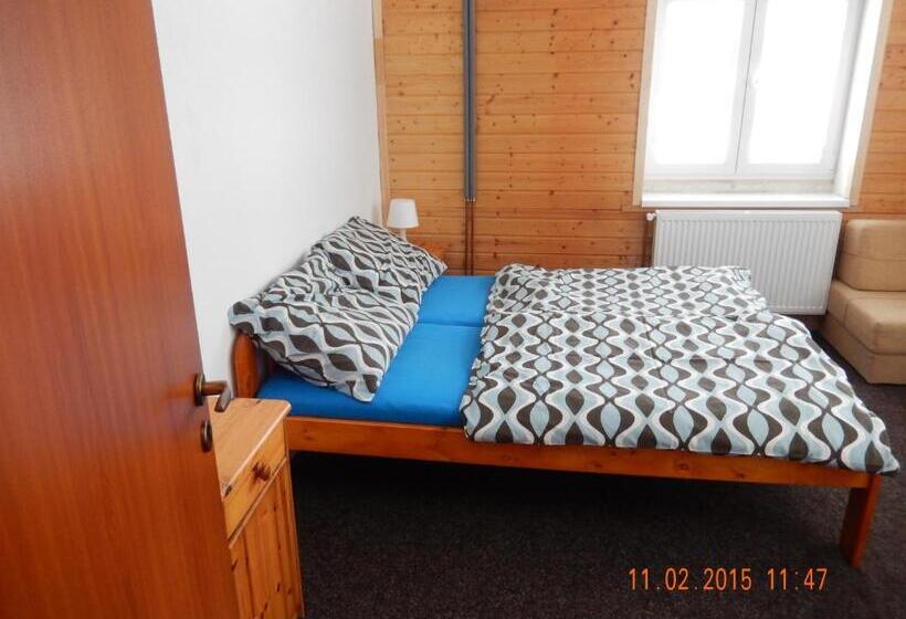 اتاق استاندارد سه نفره, Maxova Bouda