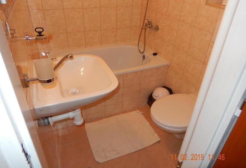 اتاق استاندارد سه نفره, Maxova Bouda