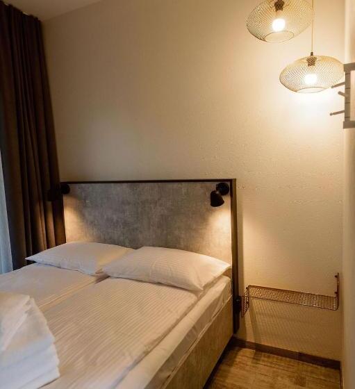 اتاق خانوادگی, Ošupio Vasarnamis