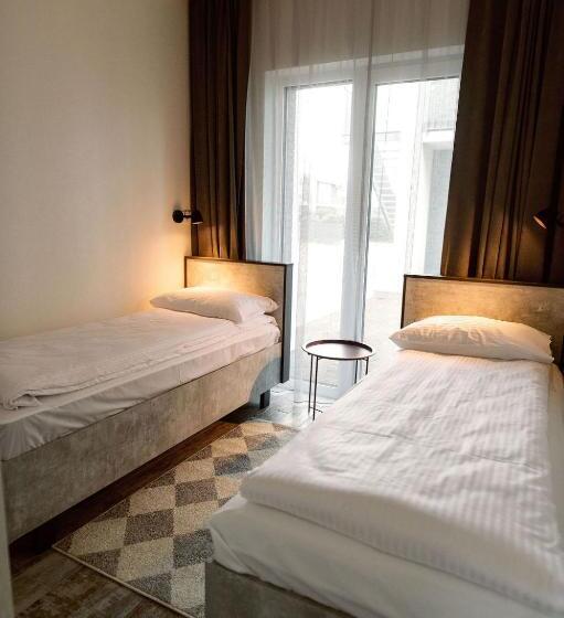 اتاق خانوادگی, Ošupio Vasarnamis