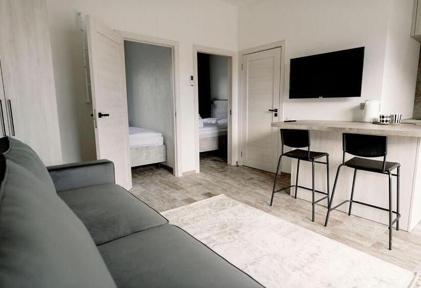 اتاق خانوادگی, Ošupio Vasarnamis