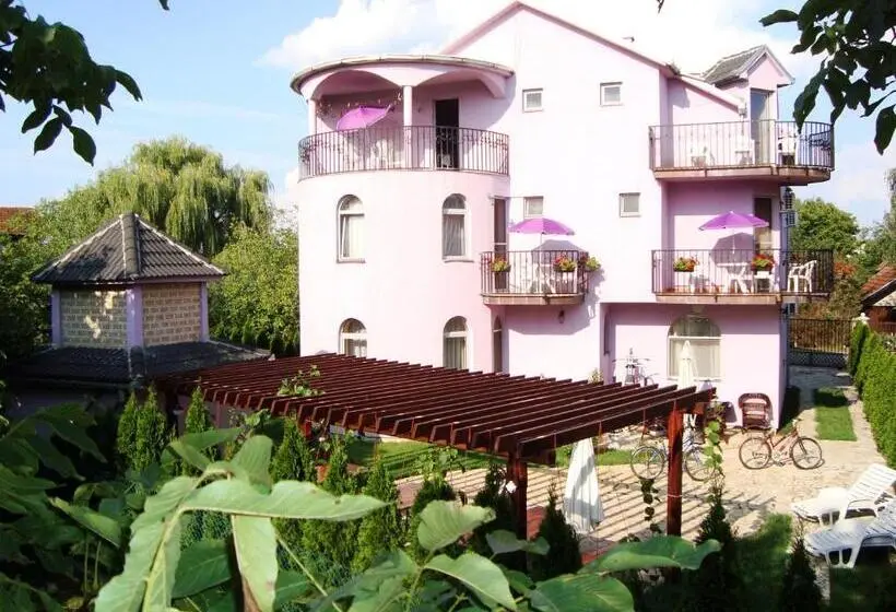 اتاق استاندارد با چشمانداز باغ, Vila Madams Palić Serbia