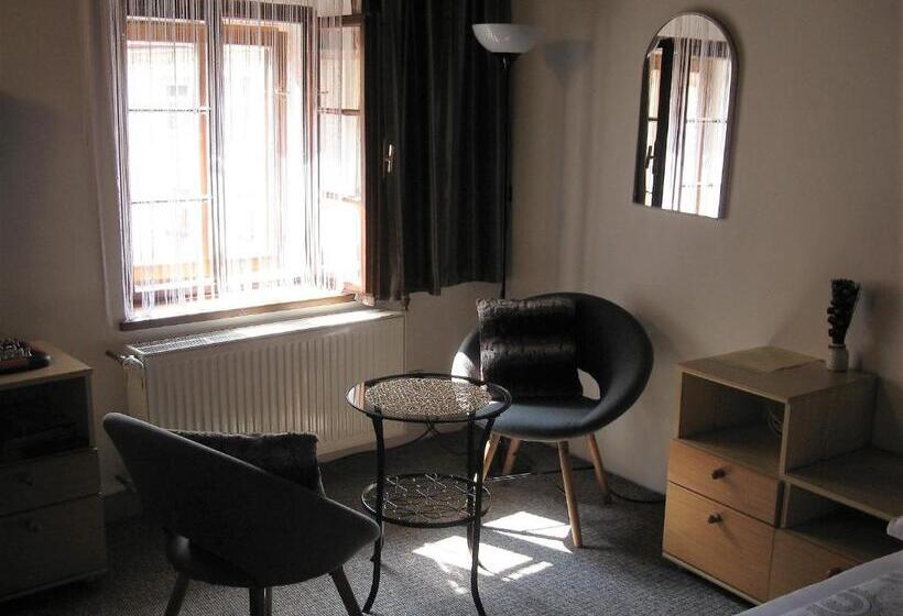 스탠다드 스튜디오, Pension Archa