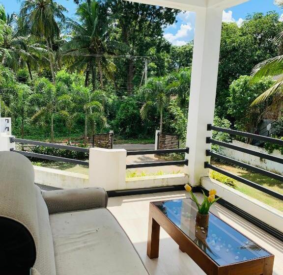 غرفة قياسية مزوَّدة بشُرفة, Chill House Safari Resort