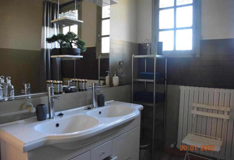 חדר משפחתי, Villa Lumières