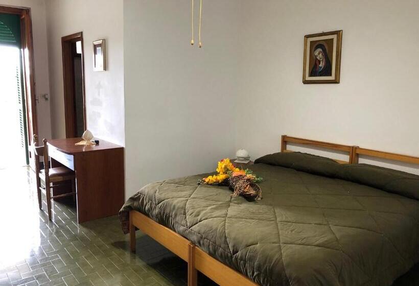 חדר סטנדרט לשלושה עם טרסה, La Silvana