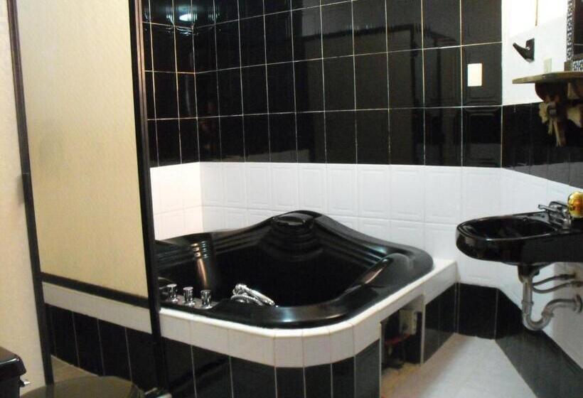 标准间带漩涡浴缸, Lienzo Charro 1