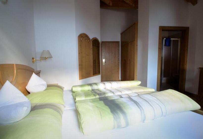 غرفة سوبيريور ثلاثية, Pension Mirandola