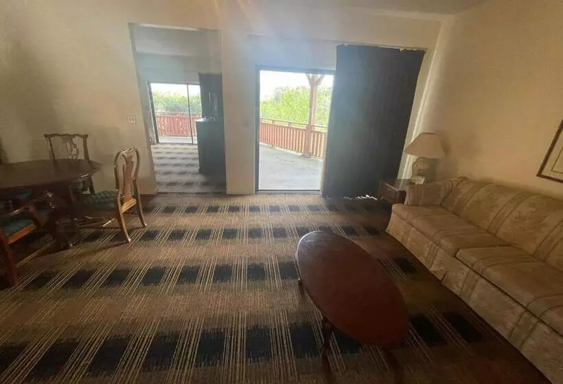 キングサイズベッドのデラックススイート, Budgetel Inn & Suites Dillard