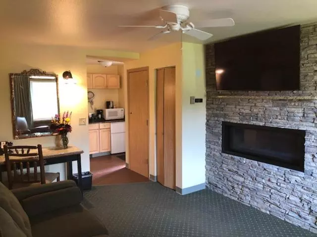 スタンダードバンガロー, Pike S Waterfront Lodge