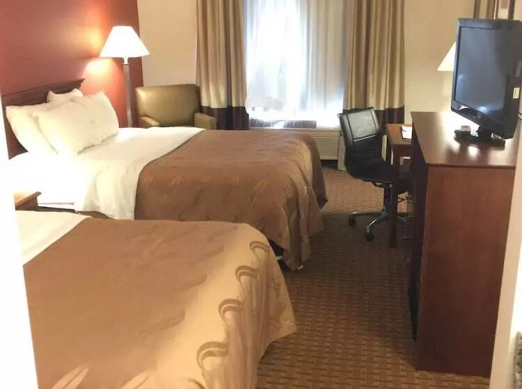 ２ダブルベッドのスタンダードルーム, Quality Inn East Liverpool Calcutta