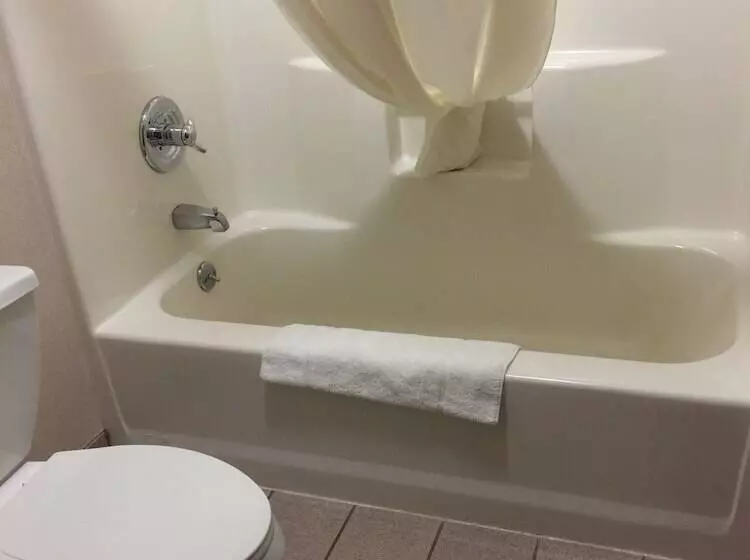２ダブルベッドのスタンダードルーム, Quality Inn East Liverpool Calcutta