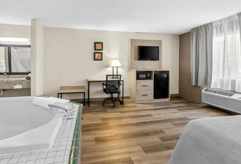 身障者適用キングサイズベッドルーム, Quality Inn East Liverpool Calcutta