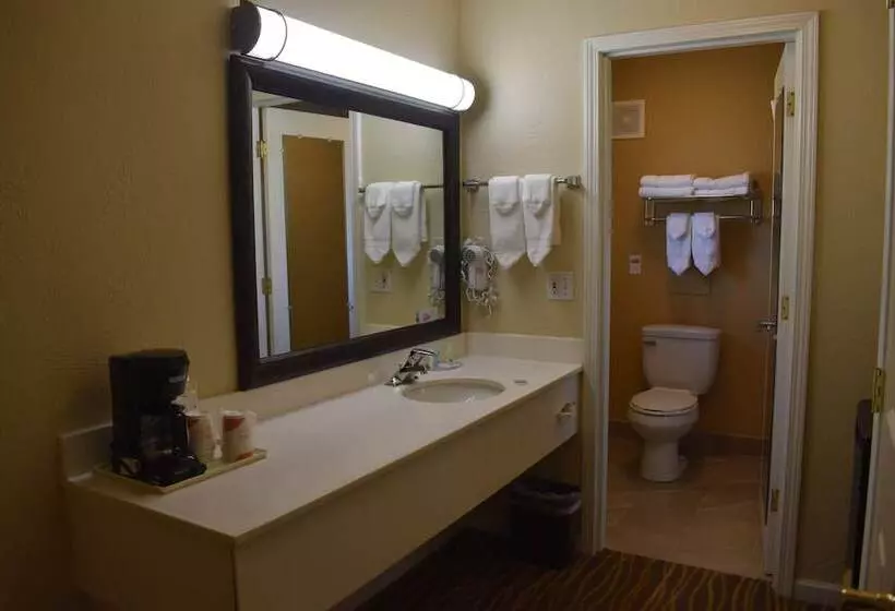 سوییت, Quality Inn & Suites At Coos Bay