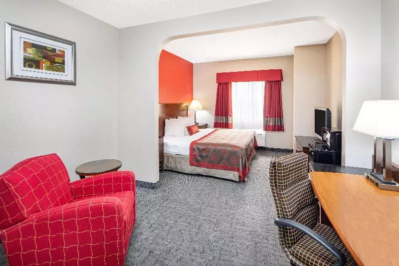 キングサイズベッドのスタンダードルーム, Ramada By Wyndham Alpharetta Atlanta North