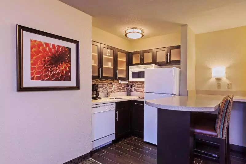 キングサイズベッドのスイートルーム, Staybridge Suites Tulsa Woodland Hills, An Ihg