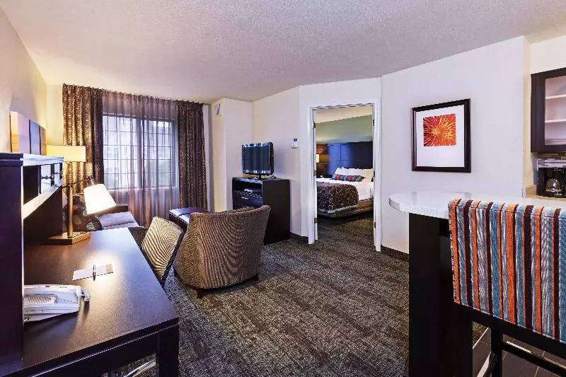 キングサイズベッドのスイートルーム, Staybridge Suites Tulsa Woodland Hills, An Ihg