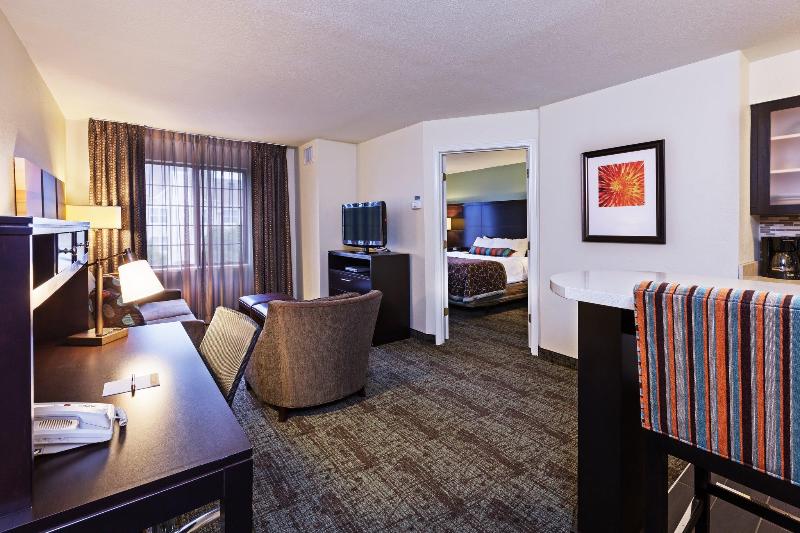 מיטת קינג בסוויטה, Staybridge Suites Tulsa Woodland Hills, An Ihg