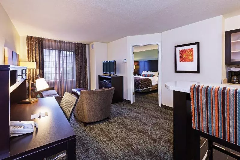 キングサイズベッドのスイートルーム, Staybridge Suites Tulsa Woodland Hills, An Ihg