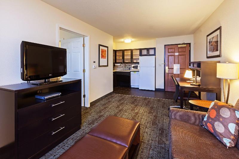 מיטת קינג בסוויטה, Staybridge Suites Tulsa Woodland Hills, An Ihg